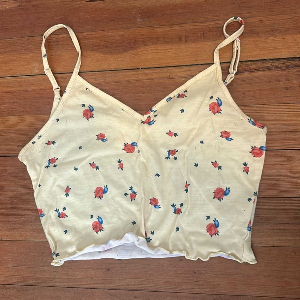 Cute pastel yellow cropped tank with roses